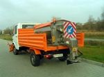 Posypywarka SPR400 zabudowana na skrzyni ładunkowej.