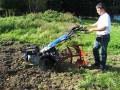 Ciągnik jednoosiowy BCS 740 z silnikiem Yanmar L100, kołami stalowymi z obciążnikami i pługiem