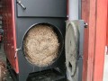 Piec do spalania biomasy załadowany belą siana