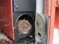 Piec do spalania biomasy załadowany belą gałęzi